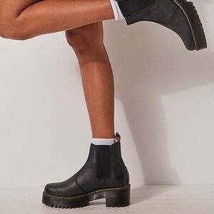 Dr. Martens ✨ ROMETTY WYOMING LEATHER PLATFORM CHELSEA BOOTS